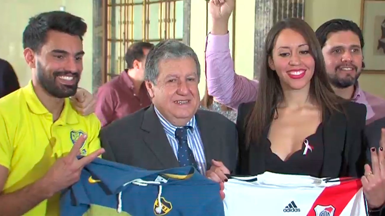 Hinchas de Boca y River comparten la fiesta del fútbol argentino con el embajador Puerta