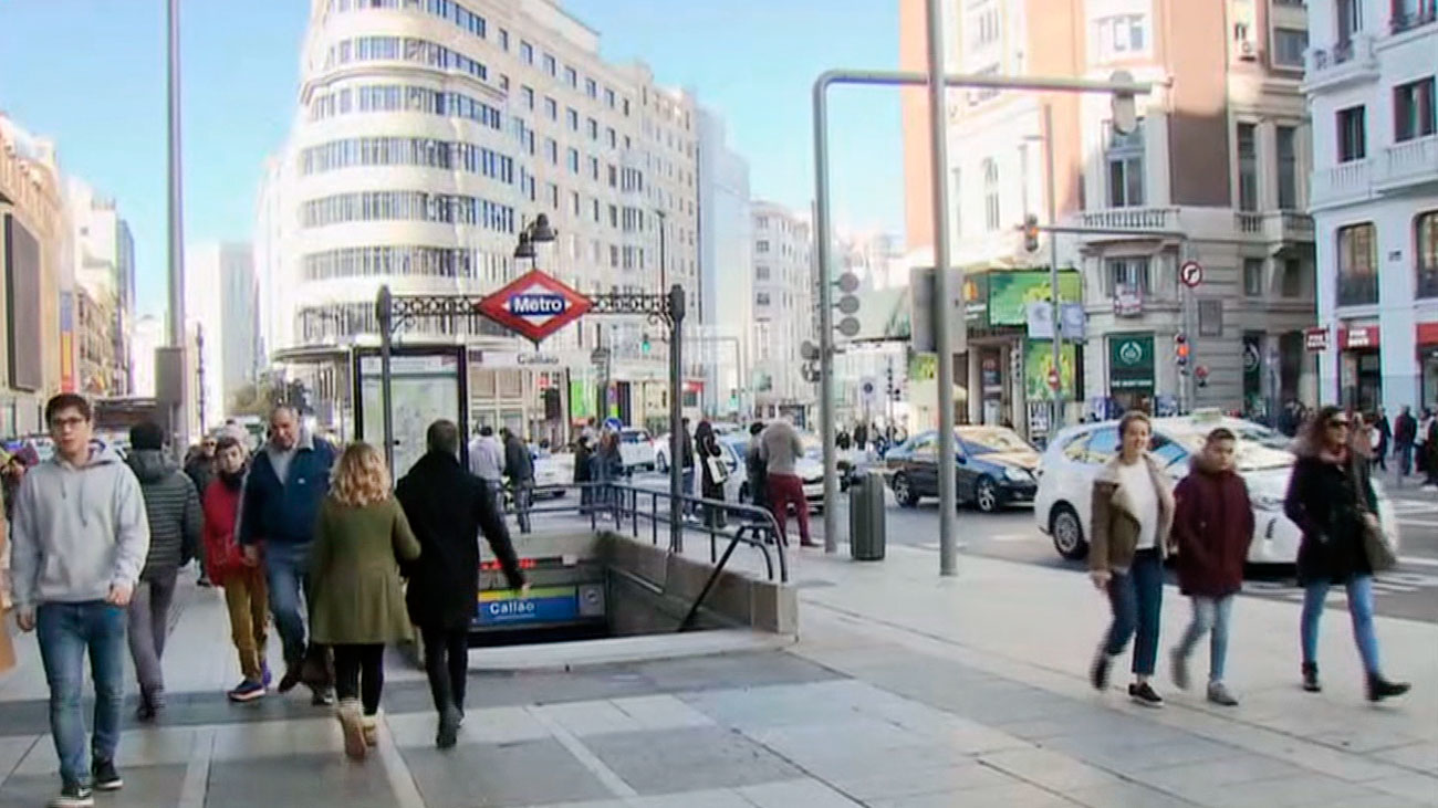 Madrid se llena de turistas en el puente de la Constitución