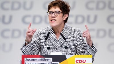 La CDU opta por la centrista Kramp-Karrenbauer para suceder a Merkel