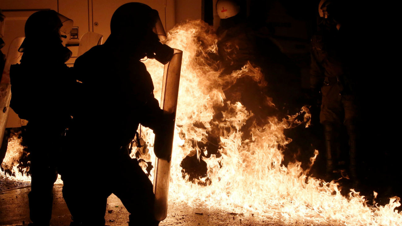 Policías antidisturbios se enfrentan a manifestantes durante una protesta en Atenas