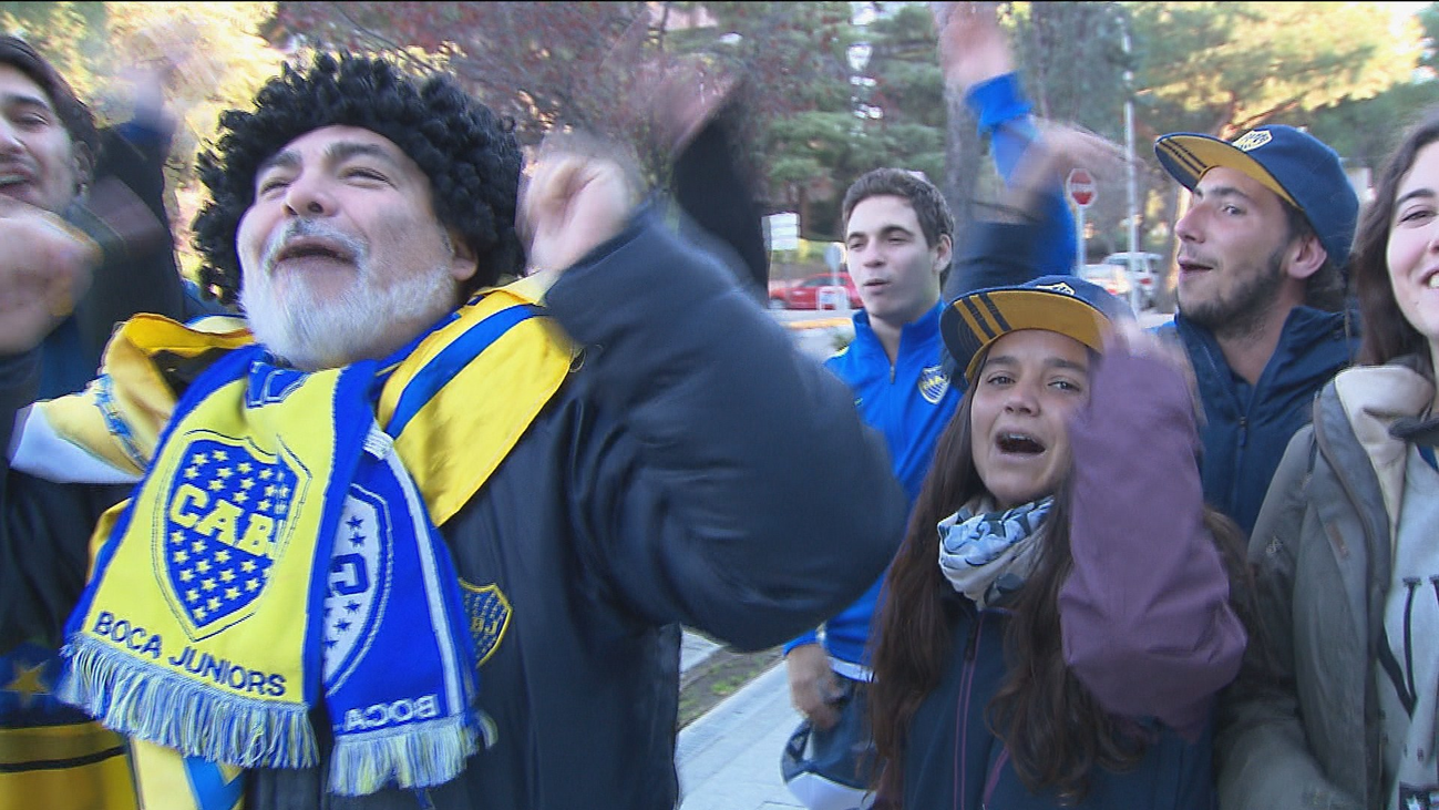 Madrid ya huele a fútbol argentino con la llegada de aficionados de Boca y River