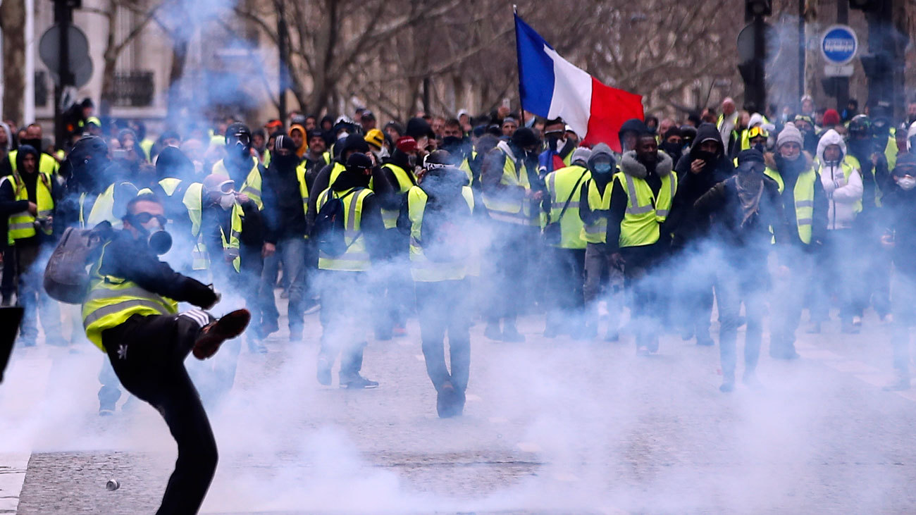 Los 'chalecos amarillos' obligan a cerrar la frontera francesa