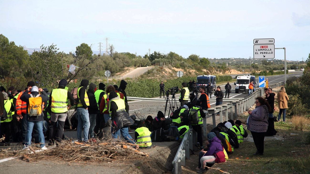 El corte de la AP-7 causa retenciones y tensión entre camioneros y CDR