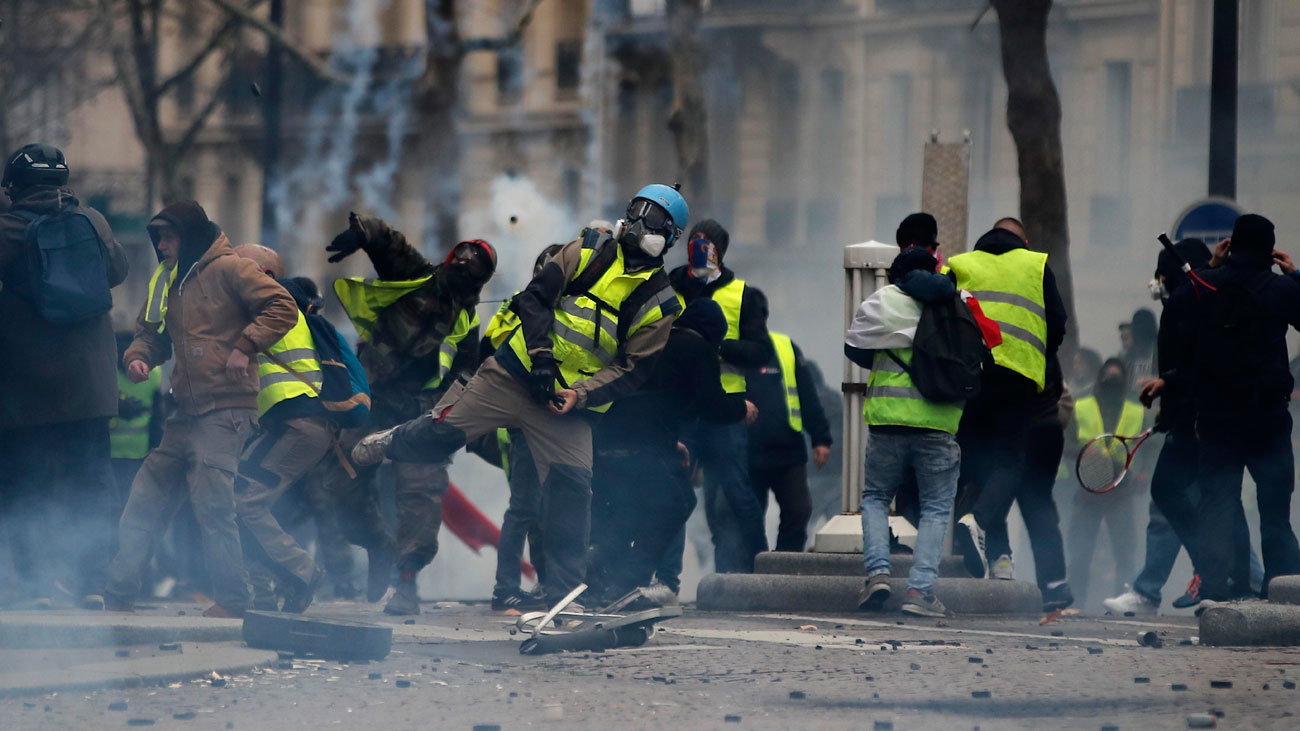 1385 detenidos y decenas de heridos en las protestas de los "chalecos amarillos"