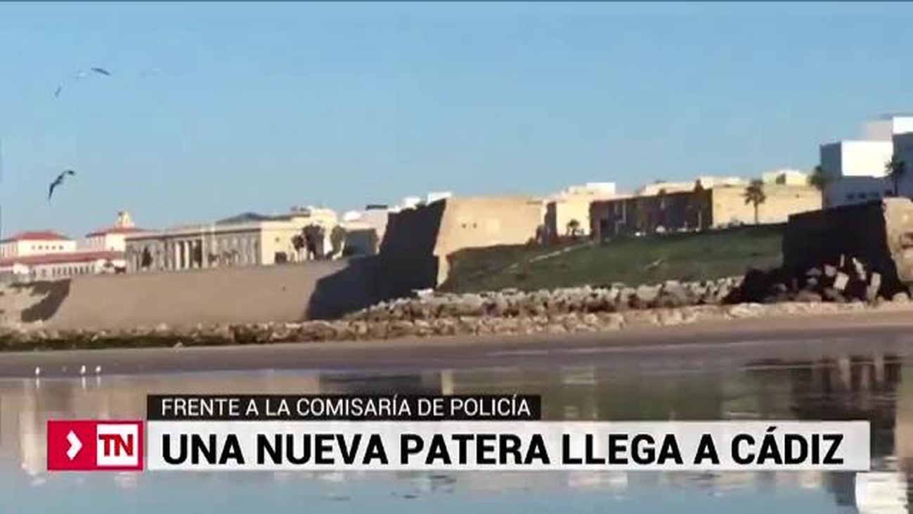 Imágenes de la llegada de una patera a una playa de Cádiz