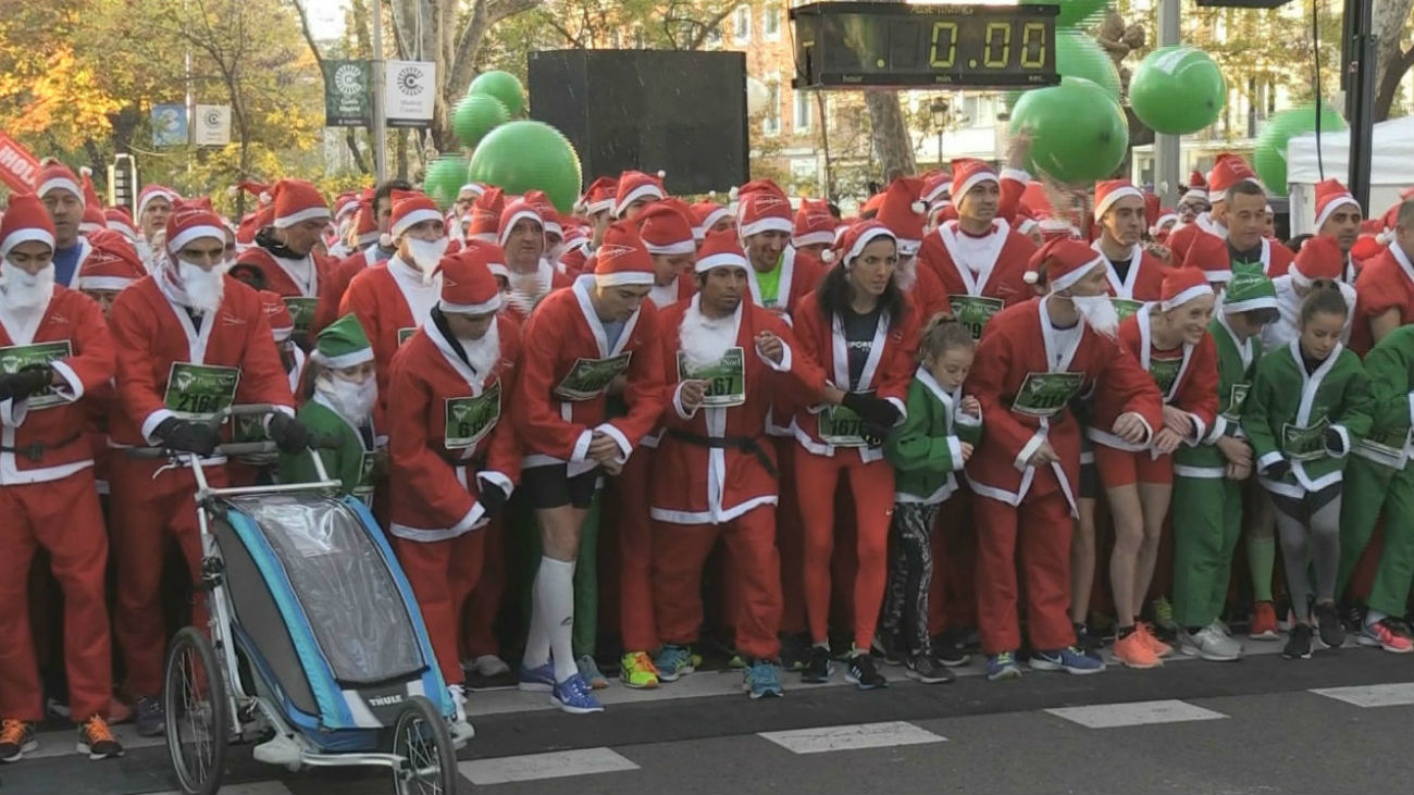 Miles de Papás Noel 'toman' el centro de Madrid en una carrera solidaria