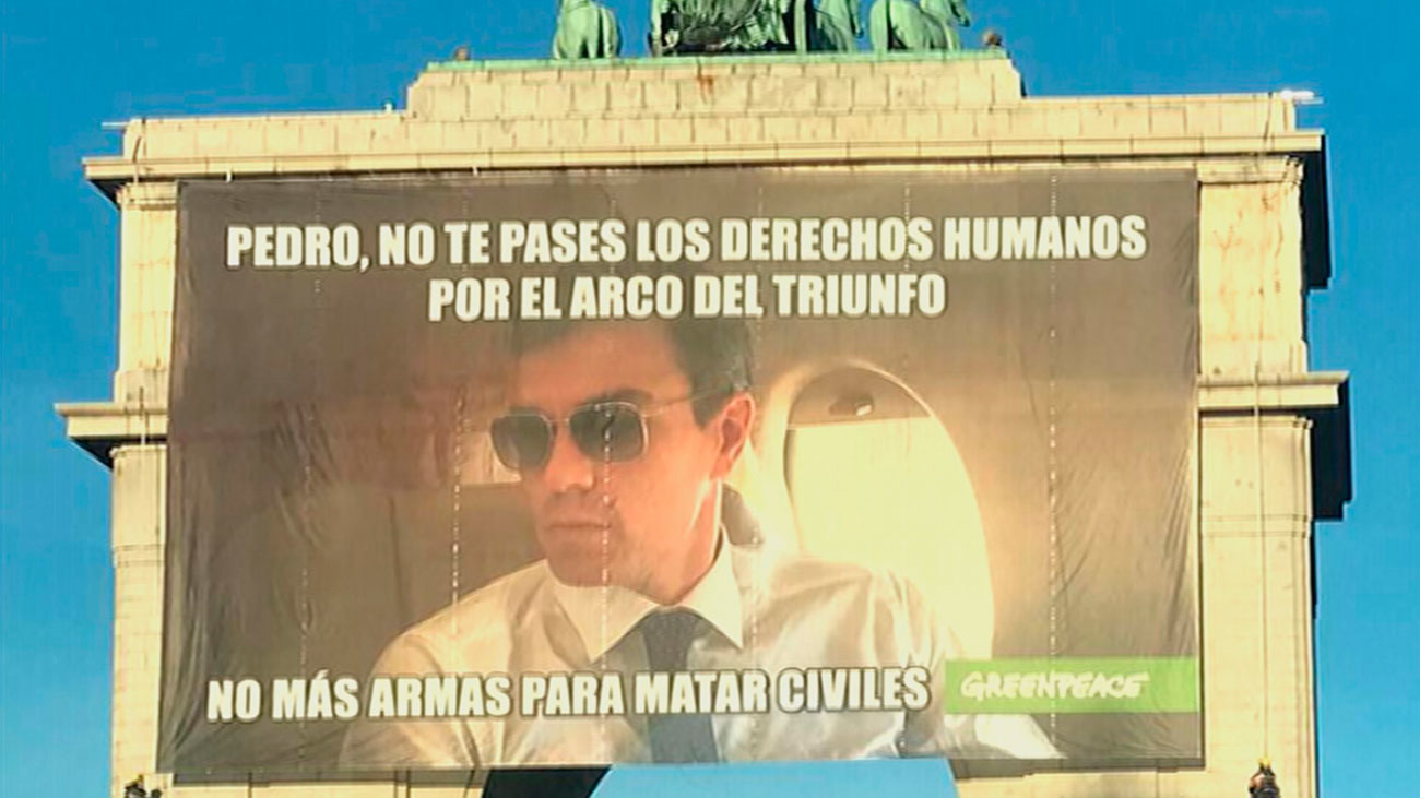 Greenpeace cuelga una pancarta en el Arco de Moncloa para que Sánchez no venda armas