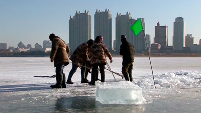 Así se prepara el Festival de Esculturas de Hielo y Nieve de Harbin, en China