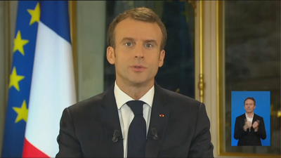 Macron subirá el salario mínimo y bajará impuestos para calmar las protestas