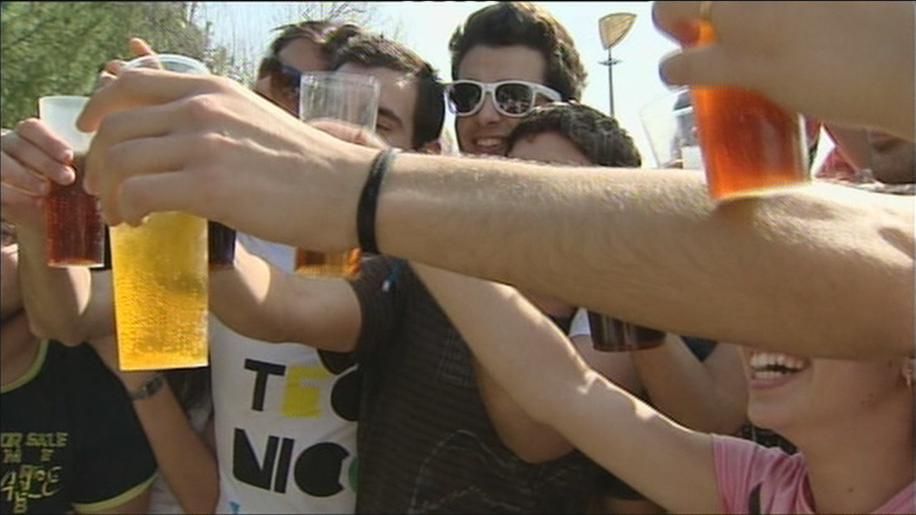 El consumo de alcohol baja en España, pero crece el de tabaco y cannabis