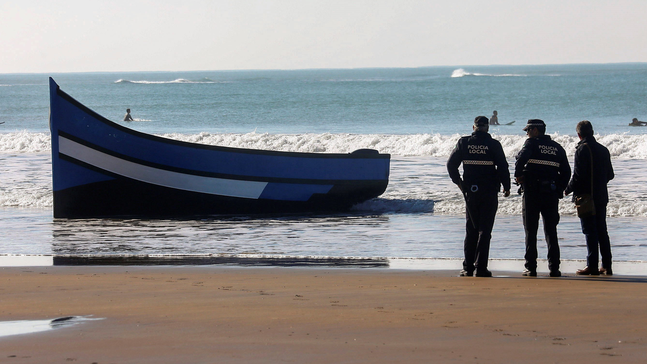 6 detenidos por apropiación indebida al desvalijar una patera de inmigrantes