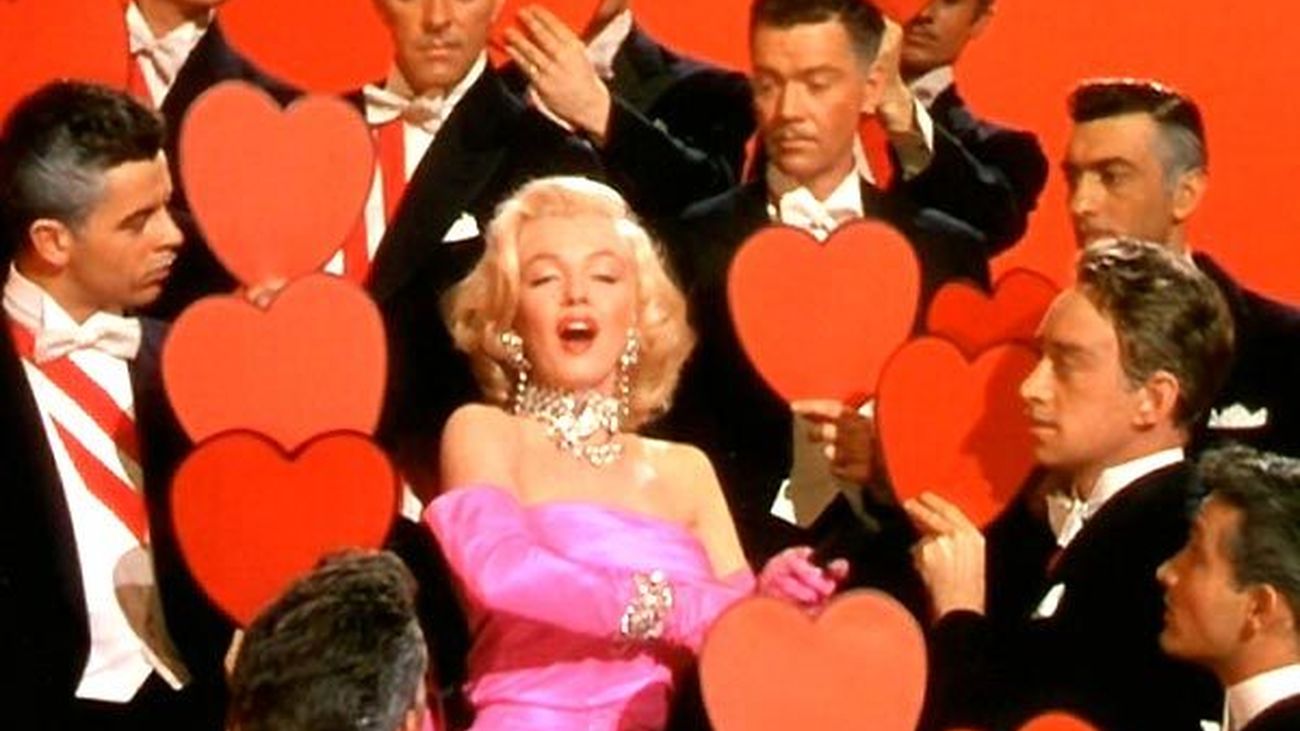 Marylin los deja locos en 'Los caballeros las prefieren rubias'