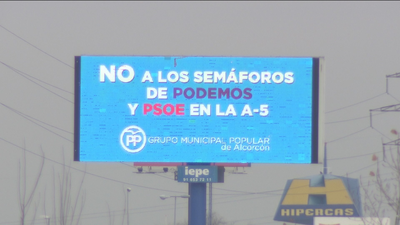El PP de Alcorcón denuncia los semáforos de la A-5 con un gran cartel luminoso