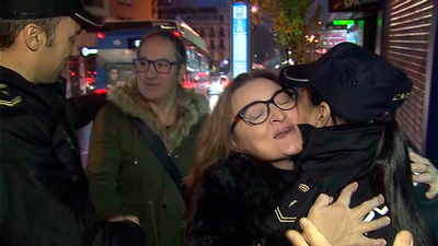 Emotivo encuentro en directo entre una mujer y los héroes que salvaron a su padre