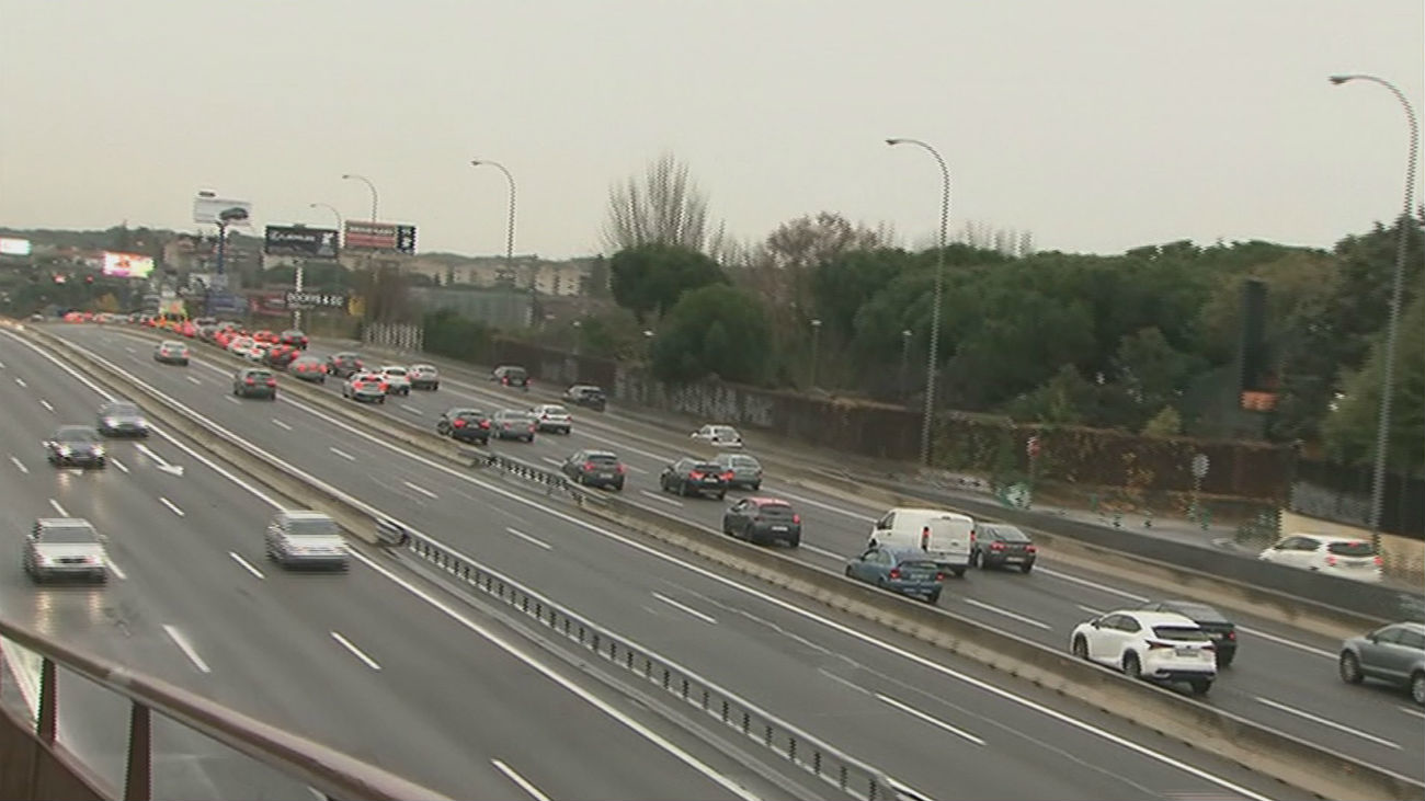 Importantes atascos en la M-40 por la lluvia y varios accidentes
