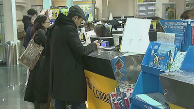 Se duplica la demanda de pegatinas de la DGT en las oficinas de Correos