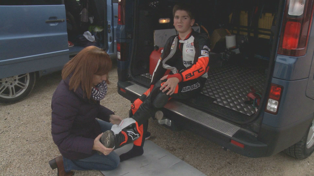 Hugo vive sin limites a pesar de su sordera