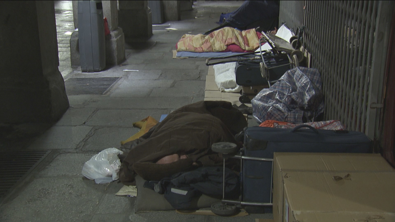 Cientos de voluntarios recorren Madrid para hacer recuento de las personas sin hogar
