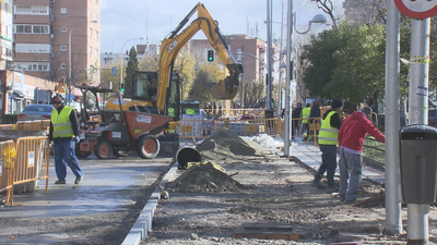 Obras del carril bici en Vinateros para conectar la Cuña Verde con el Retiro