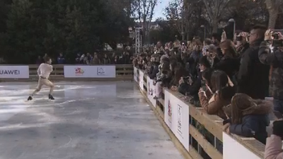 Javier Fernández inaugura la pista de patinaje sobre hielo benéfica de Azca