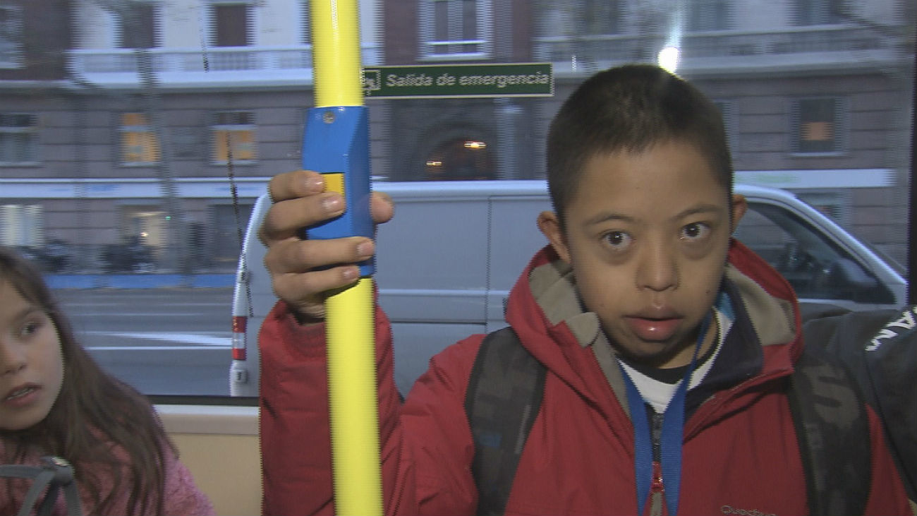 Personas con discapacidad intelectual aprenden a moverse con los buses de la EMT