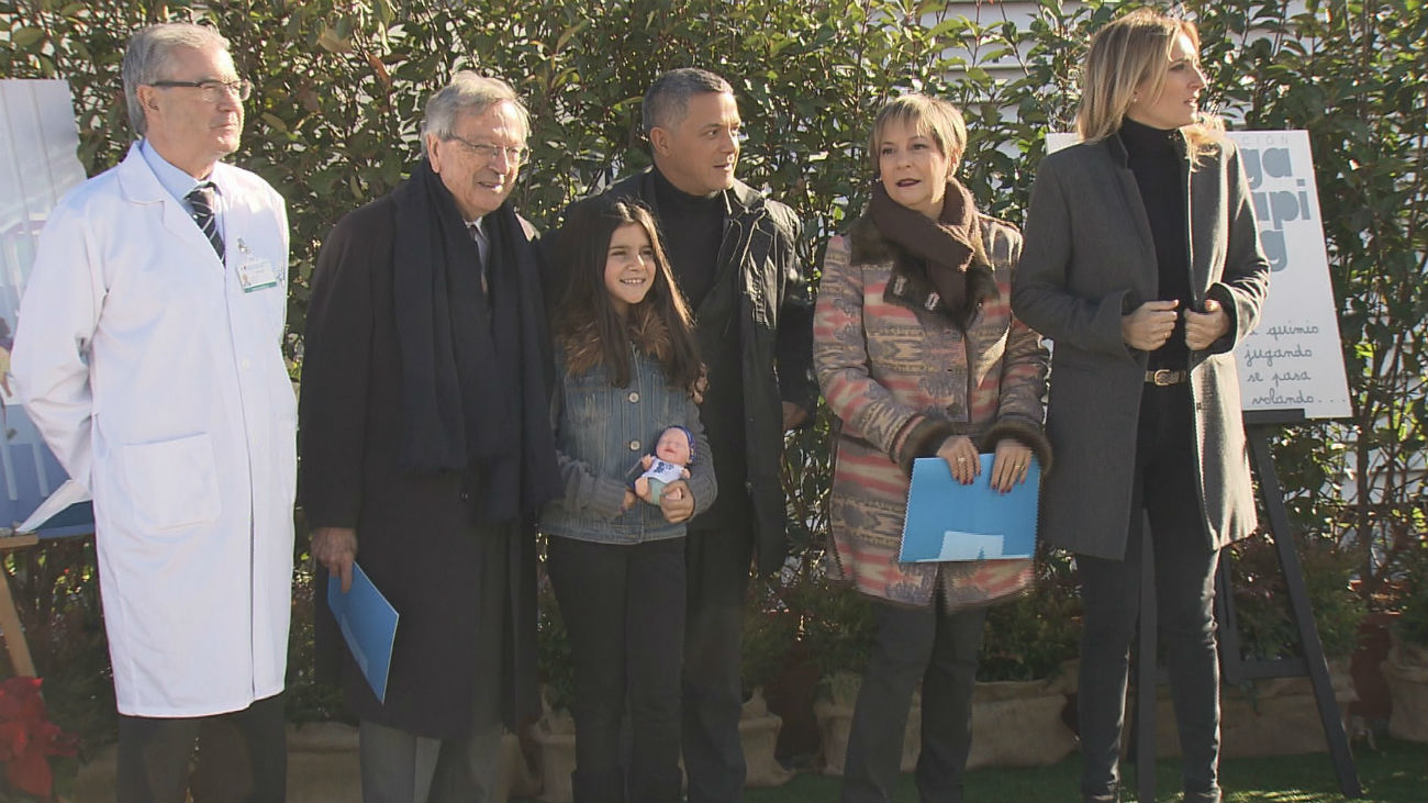 Alejandro Sanz planta el primer árbol del jardín para niños ingresados del Marañón