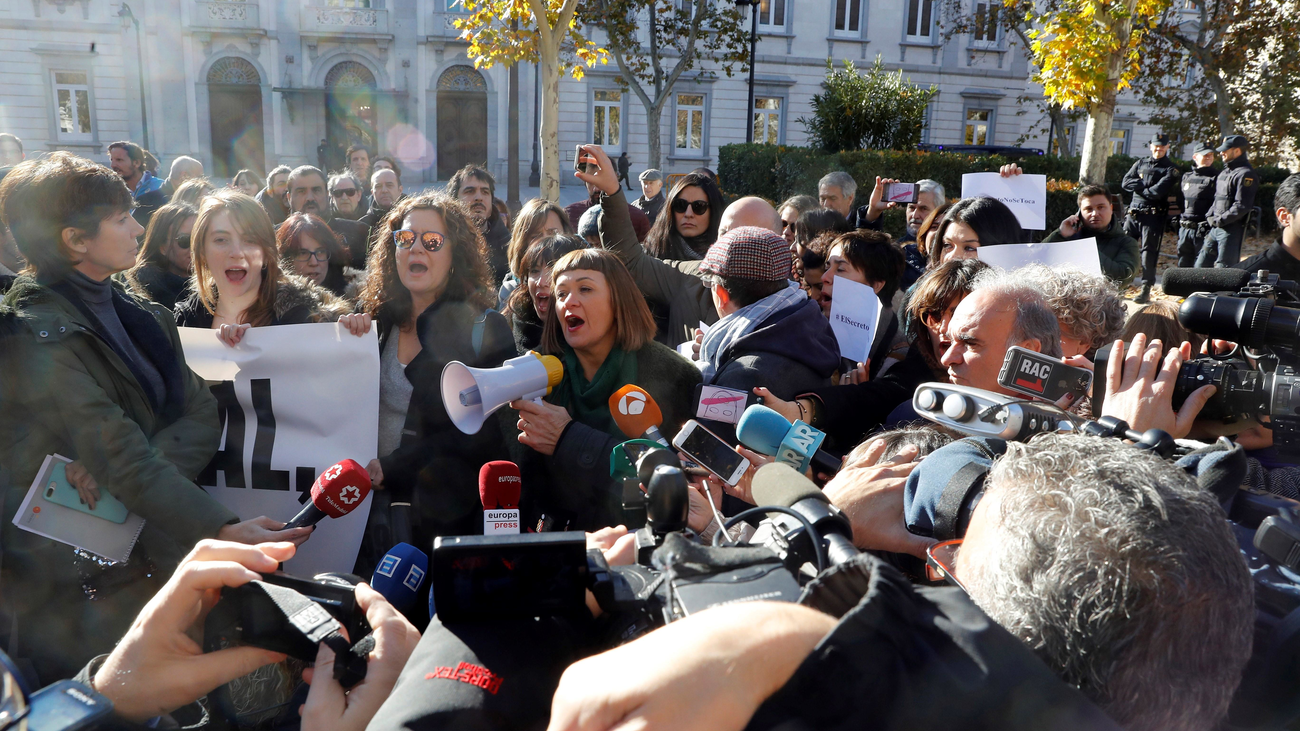 Más de 200 periodistas se manifiestan frente al Supremo por el 'caso Cursach'
