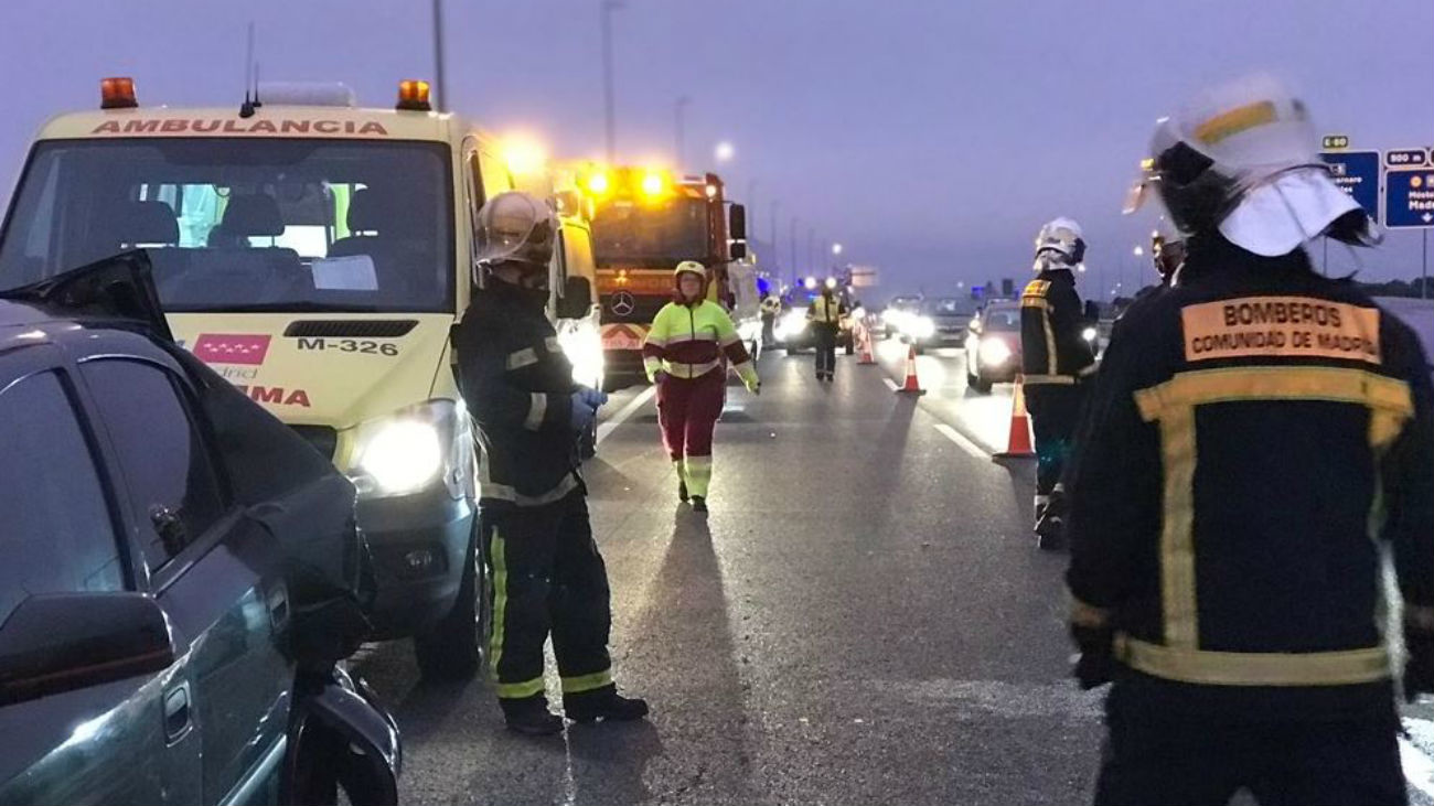 Una mujer herida grave en el choque entre un autobús y un coche en Navalcarnero
