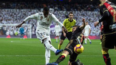 1-0. Benzema alivia a un Real Madrid sin confianza
