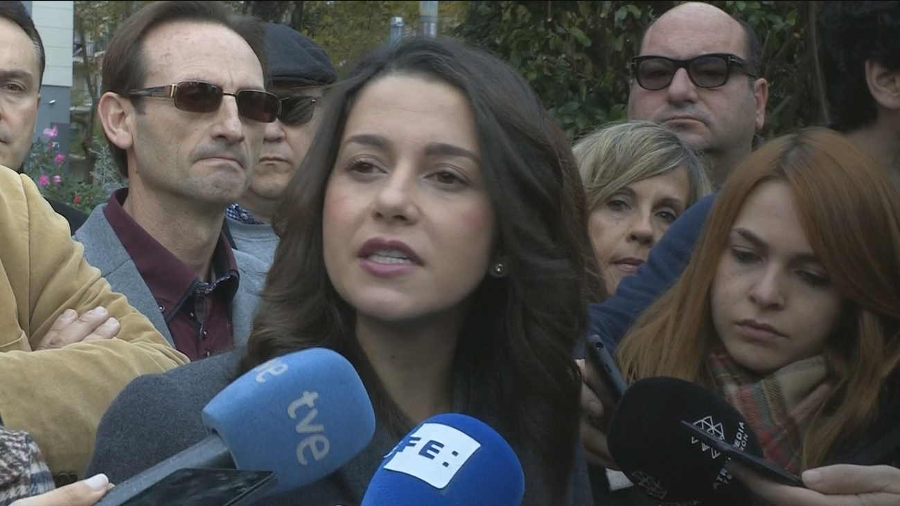 Arrimadas pide a Sánchez que "defienda a los catalanes" de Torra y los CDR