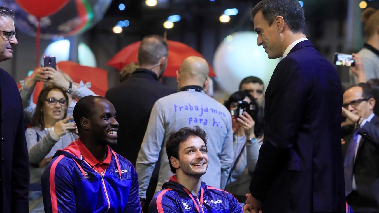 El presidente del Gobierno, Pedro Sánchez (d), conversa con asistentes al acto con motivo del 80 aniversario de la ONCE