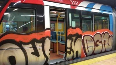 Un grupo de grafiteros pinta 45 metros cuadrados de un tren de Metro en la estación de Pinar de Chamartín