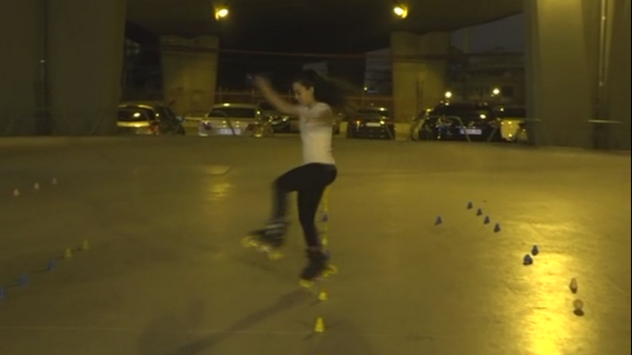 Miriam Fatmi, campeona de España de "speed slalom", entrena bajo un puente