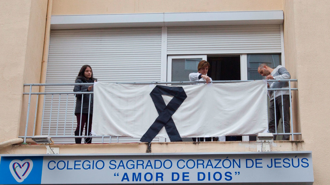 Multitudinarias concentraciones en señal de duelo por la muerte de Laura Luelmo