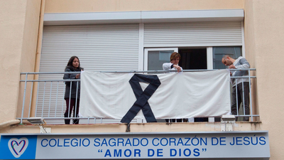 Multitudinarias concentraciones en señal de duelo por la muerte de Laura Luelmo