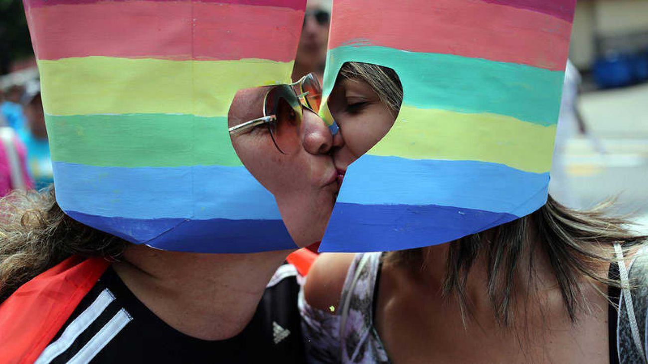 Dos mujeres besándose durante una marcha contra la homofobia y la transfobia en La Habana (Cuba). EFE