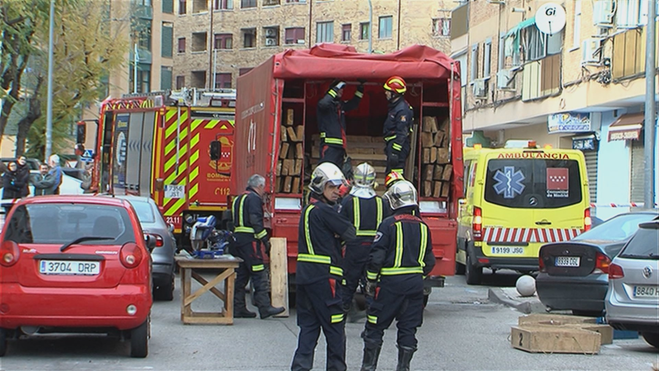Desalojan un edificio en Parla después de que un vecino derribase un muro de carga