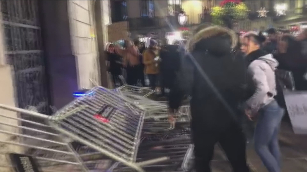 Protestan violentamente ante el Ayuntamiento de Barcelona por la muerte de un perro