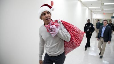 Obama se viste de Papá Noel y reparte regalos a niños enfermos