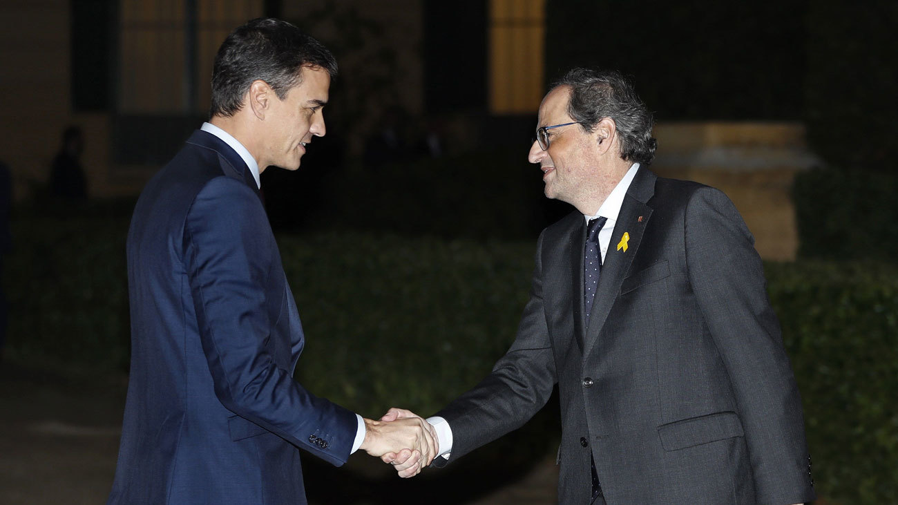 El presidente del Gobierno, Pedro Sánchez, saluda al presidente de la Generalitat, Quim Torra, en el Palau de Pedralbes de Barcelona