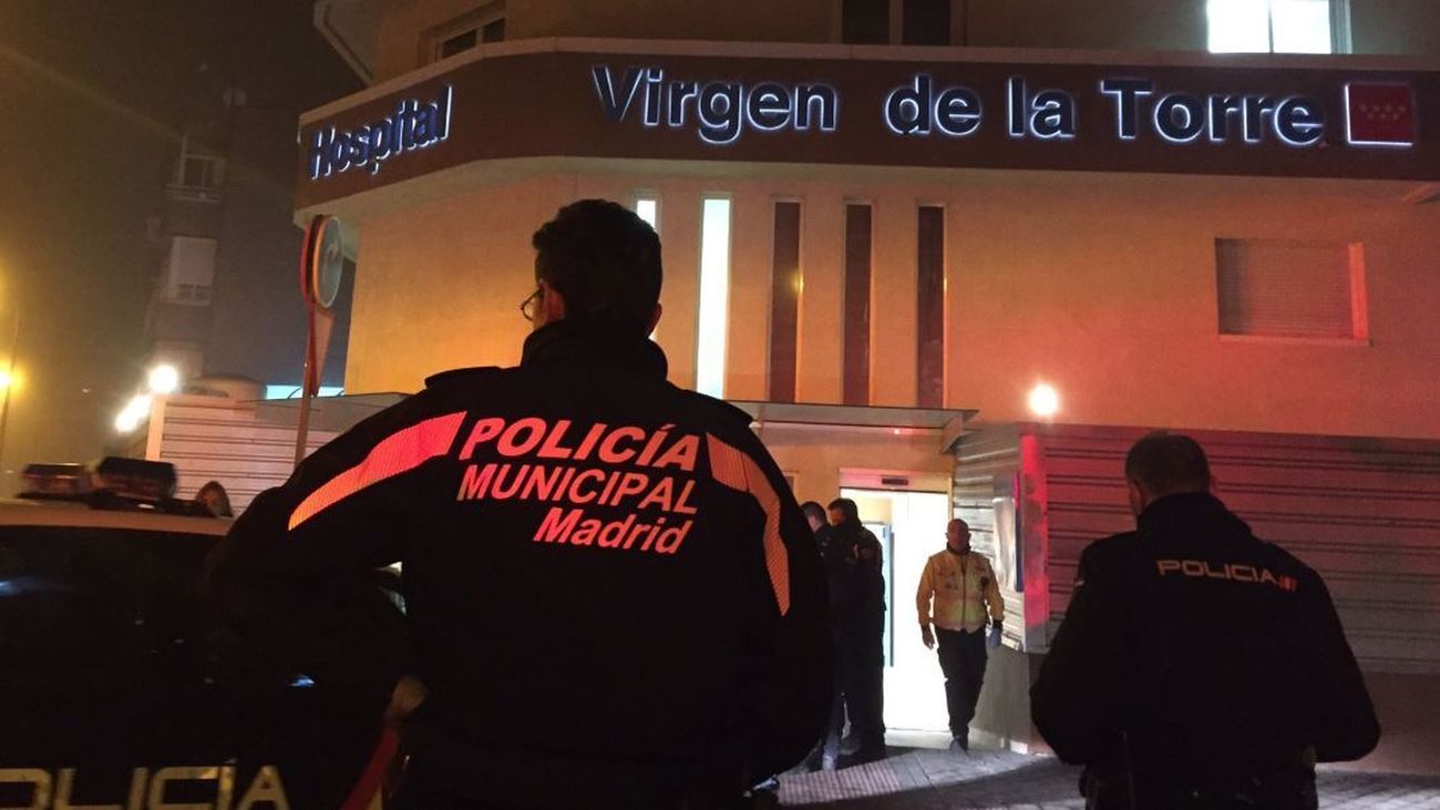 Agentes de policía, ante el Hospital Virgen de la Torre de Vallecas