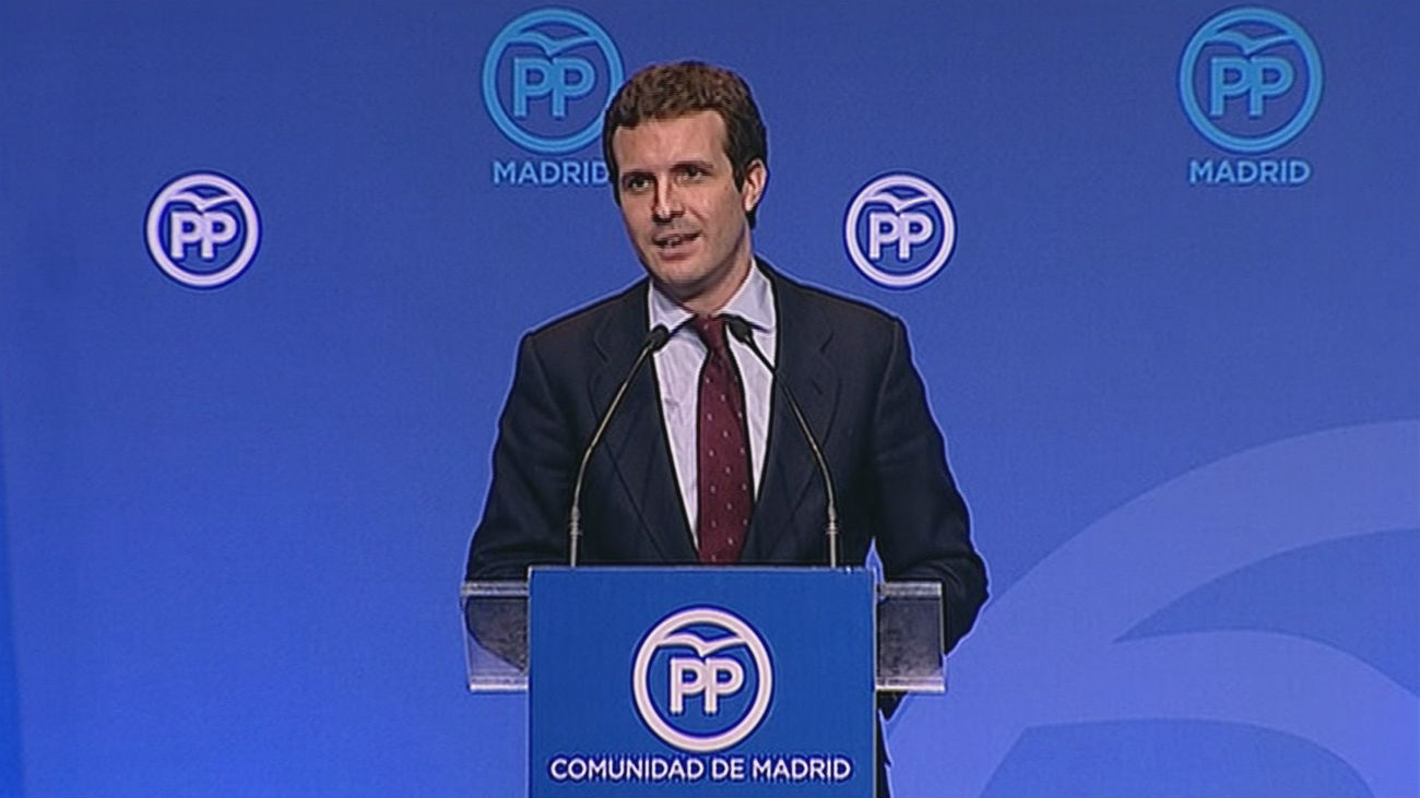 Casado llama a Garrido y Almeida "referentes", pero no da pistas de su futuro