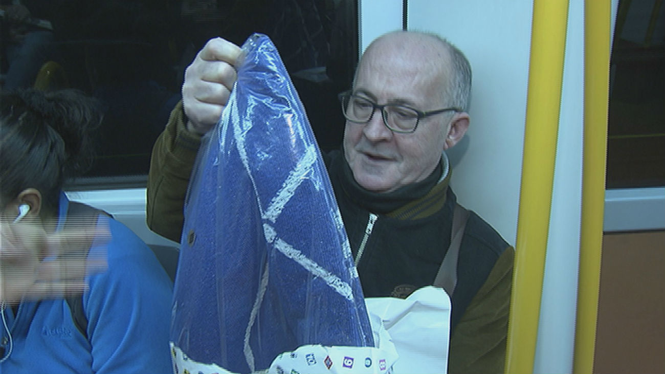 La Navidad se estrena en el metro con regalos para los más madrugadores