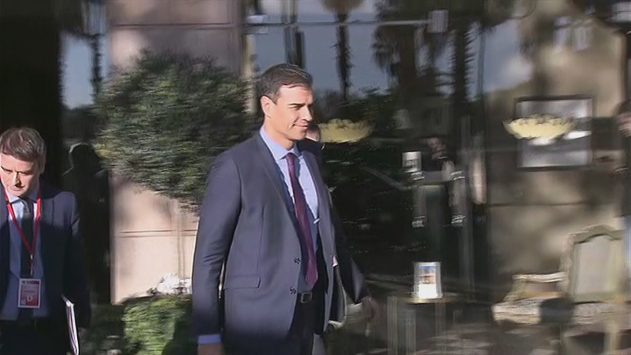 El 'tranquilo' paseo de Pedro Sánchez por las calles de Barcelona