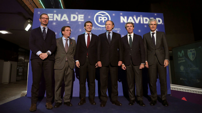 Casado hace guiños a Garrido y a Almeida en la cena de Navidad del PP