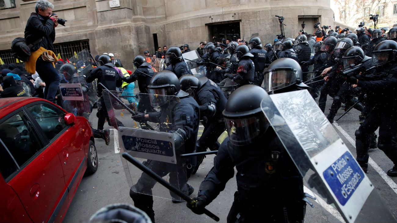 El 21-D discurre con cortes viarios, once detenidos y cargas contra los CDR