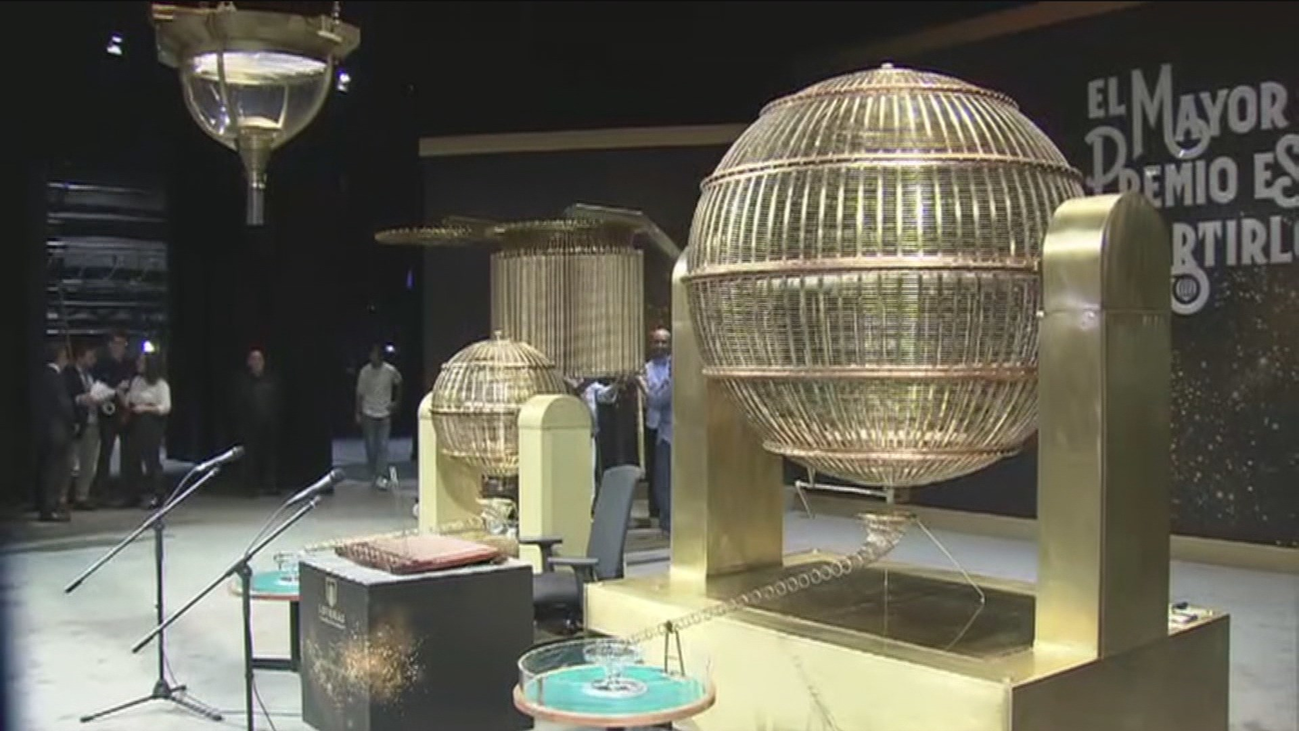 Todo listo en el Teatro Real para repartir la suerte de la lotería