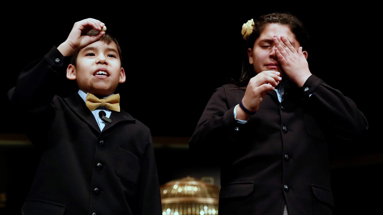 Nerea (d), llorando en el sorteo de Navidad de 2018 al dar un premio