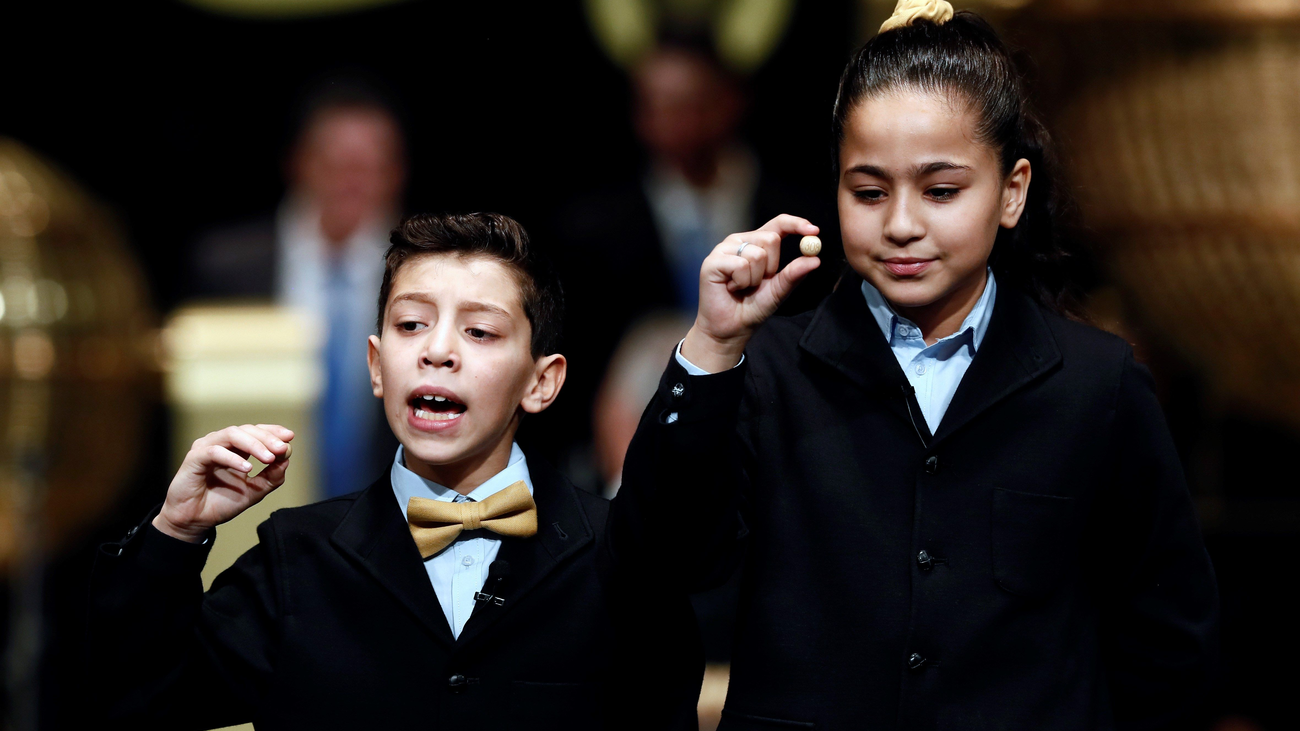 Los niños de San Ildefonso cantan el 67.774, segundo cuarto premio