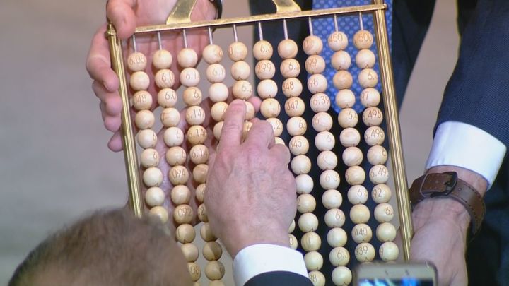 El público comprueba su número / Telemadrid